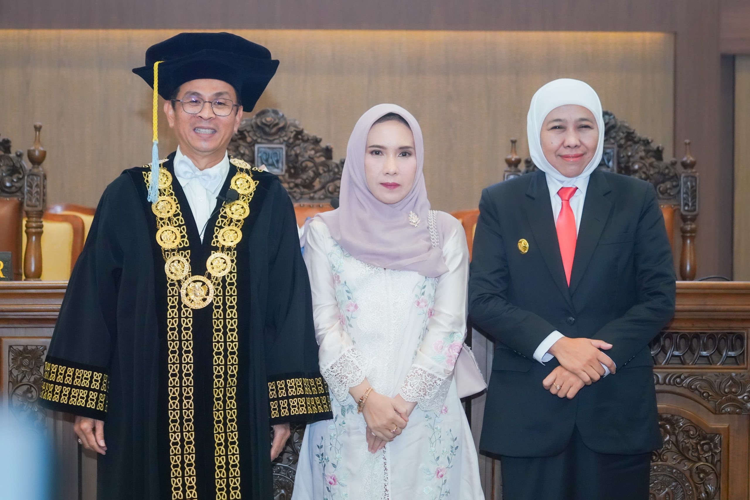 Rektor  UNAIR  2025-2030 Resmi Dilantik, Gubernur Khofifah Optimis UNAIR Menjadi Kampus Berdampak Global
