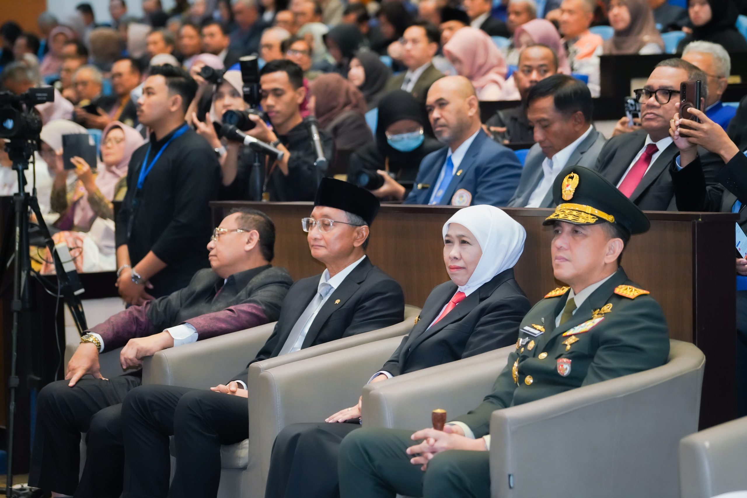 Rektor  UNAIR  2025-2030 Resmi Dilantik, Gubernur Khofifah Optimis UNAIR Menjadi Kampus Berdampak Global