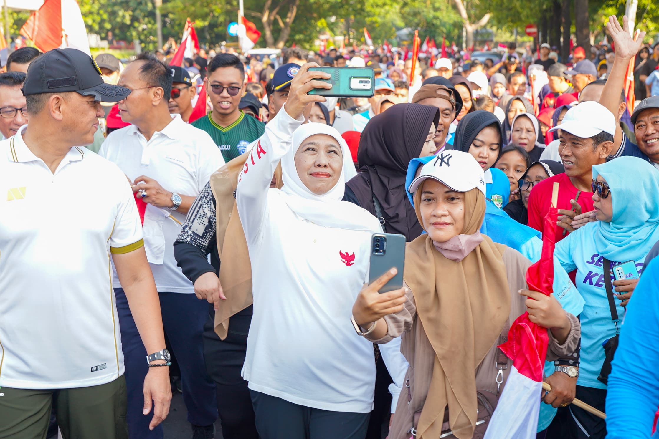 Gubernur Khofifah, Pangdam V/Brawijaya dan Imam Besar Masjid Al-Akbar Bersama Puluhan Ribu Masyarakat Semarakkan Jalan Sehat Tahun Baru Islam 1447 Hijriah