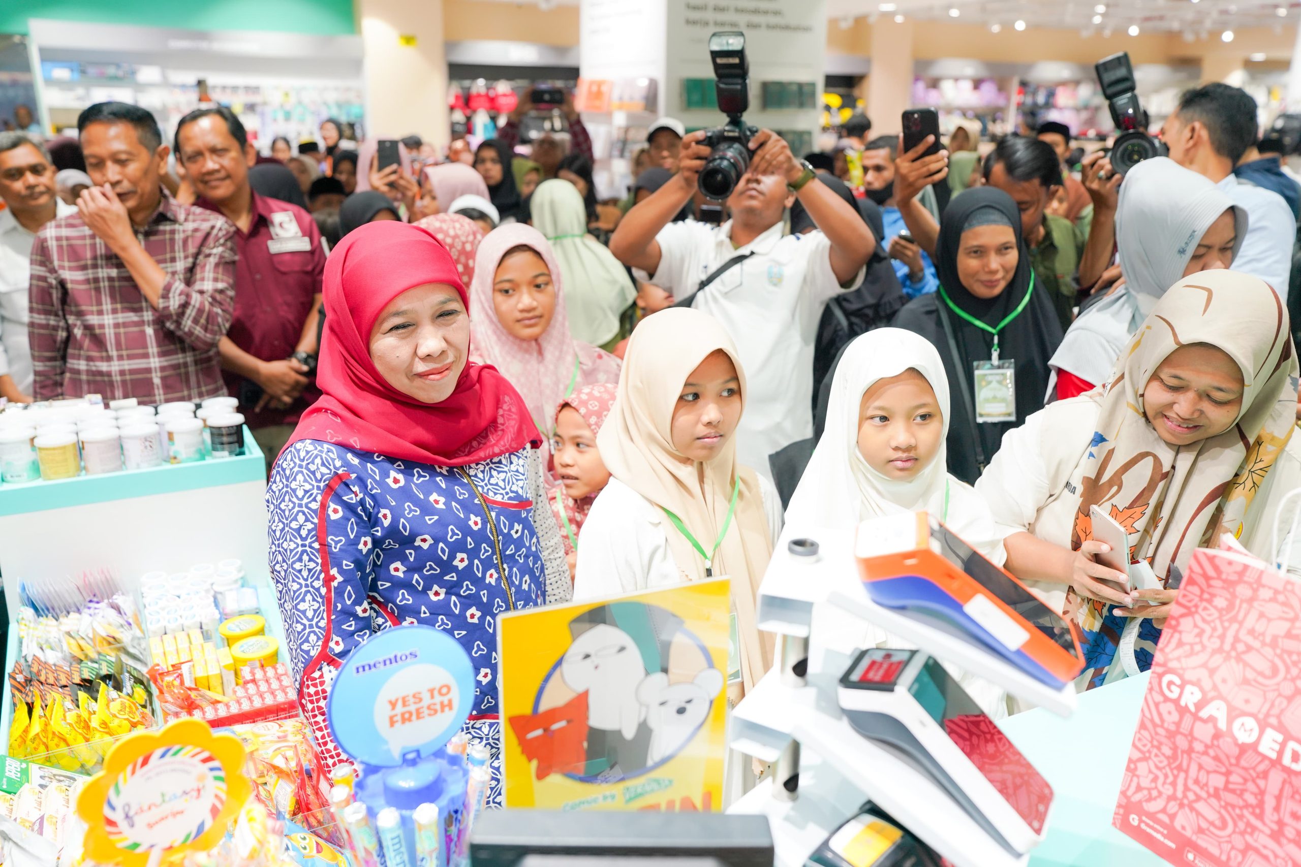 Raih Kemuliaan Bulan Muharram, Gubernur Khofifah Ajak 100 Anak Yatim Piatu dan Difabel di Kota Malang Belanja Kebutuhan Sekolah