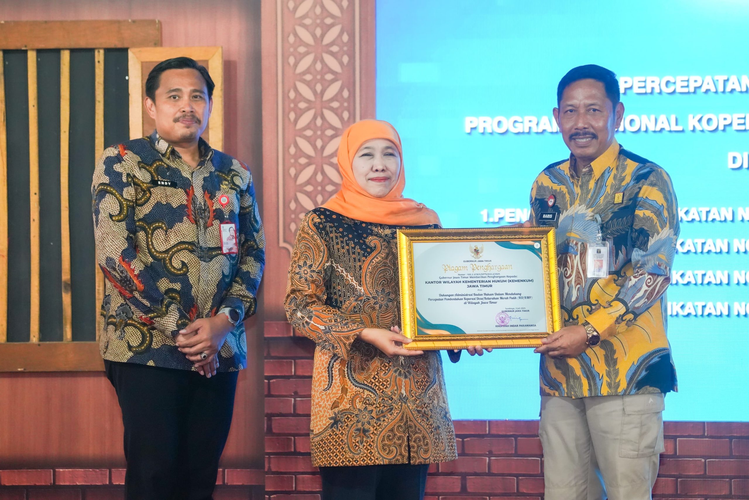 SK Badan Hukum  Koperasi Desa/Kelurahan Merah Putih di Jatim Paling Cepat Selesei 100 Persen di Indonesia, Gubernur Khofifah Optimis Berdampak Positif Terhadap Pertumbuhan Ekonomi Desa