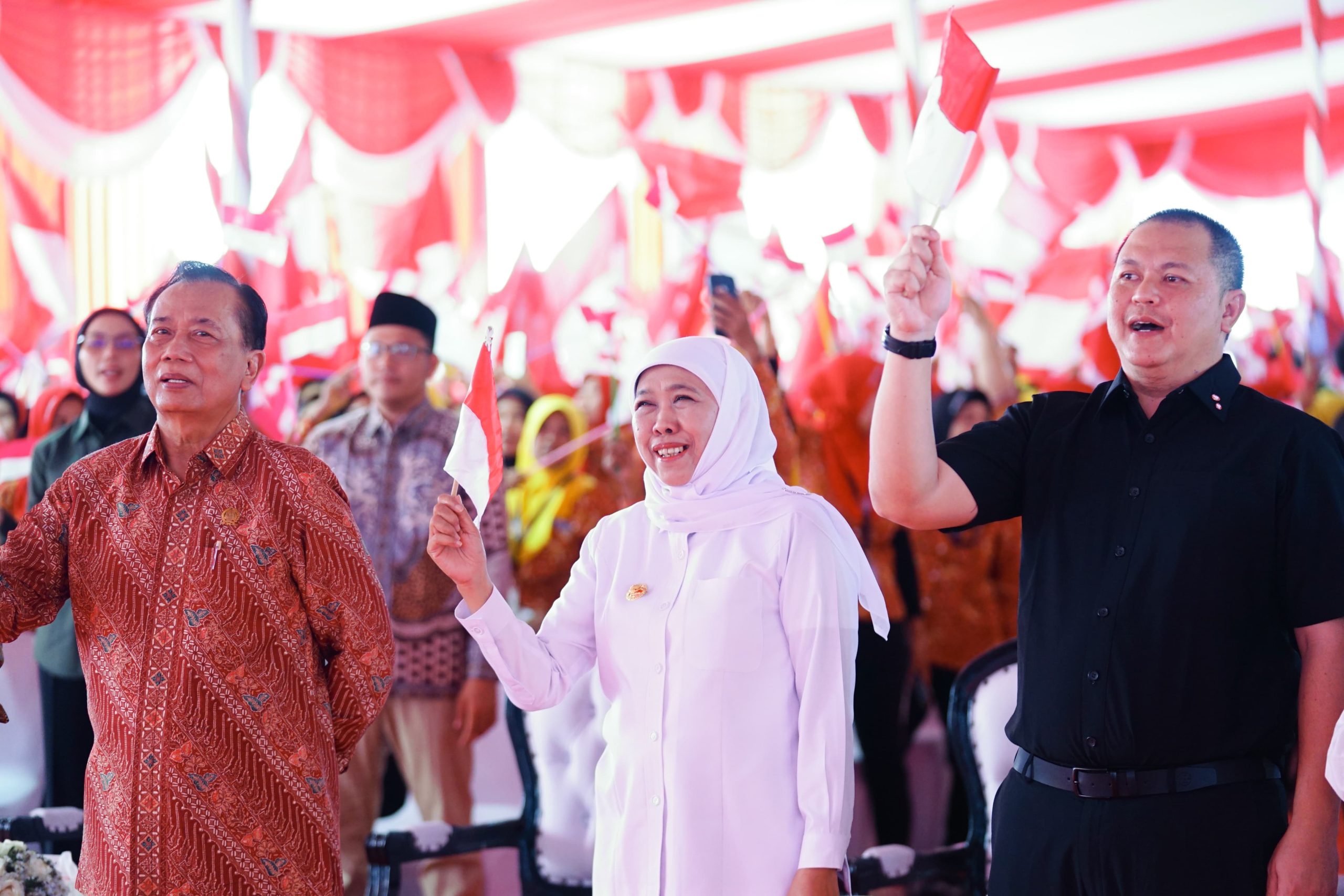 Salurkan BLT Rp 5,57 Miliar untuk 4.207 Buruh Rokok di Surabaya, Gubernur Khofifah: Wujud Negara Hadir Sejahterakan Pekerja Industri Hasil Tembakau