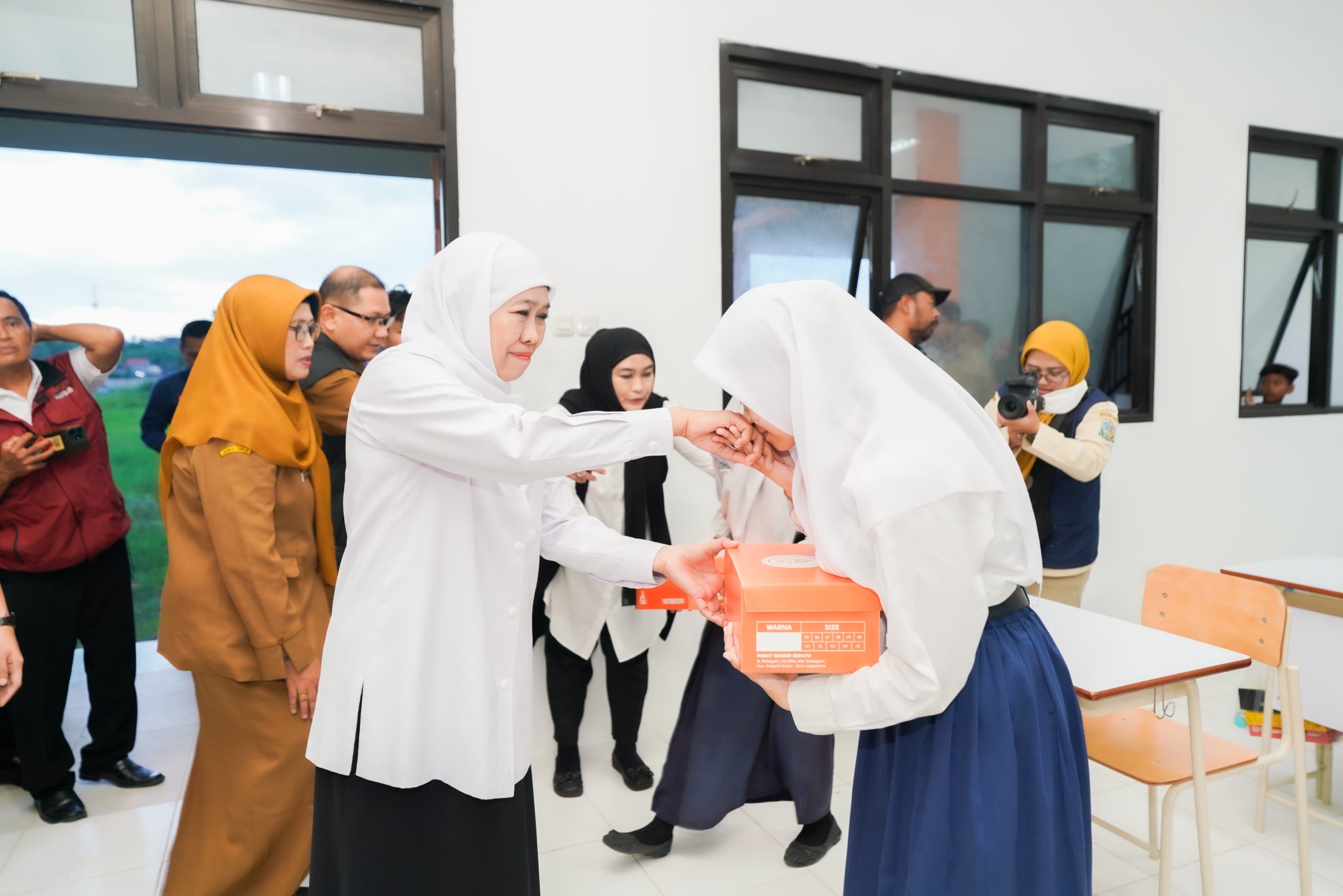 Bagikan Sepatu Untuk Calon Siswa SR di Lamongan, Gubernur Khofifah Pastikan Sekolah Rakyat Siap Beroperasi 100 Persen