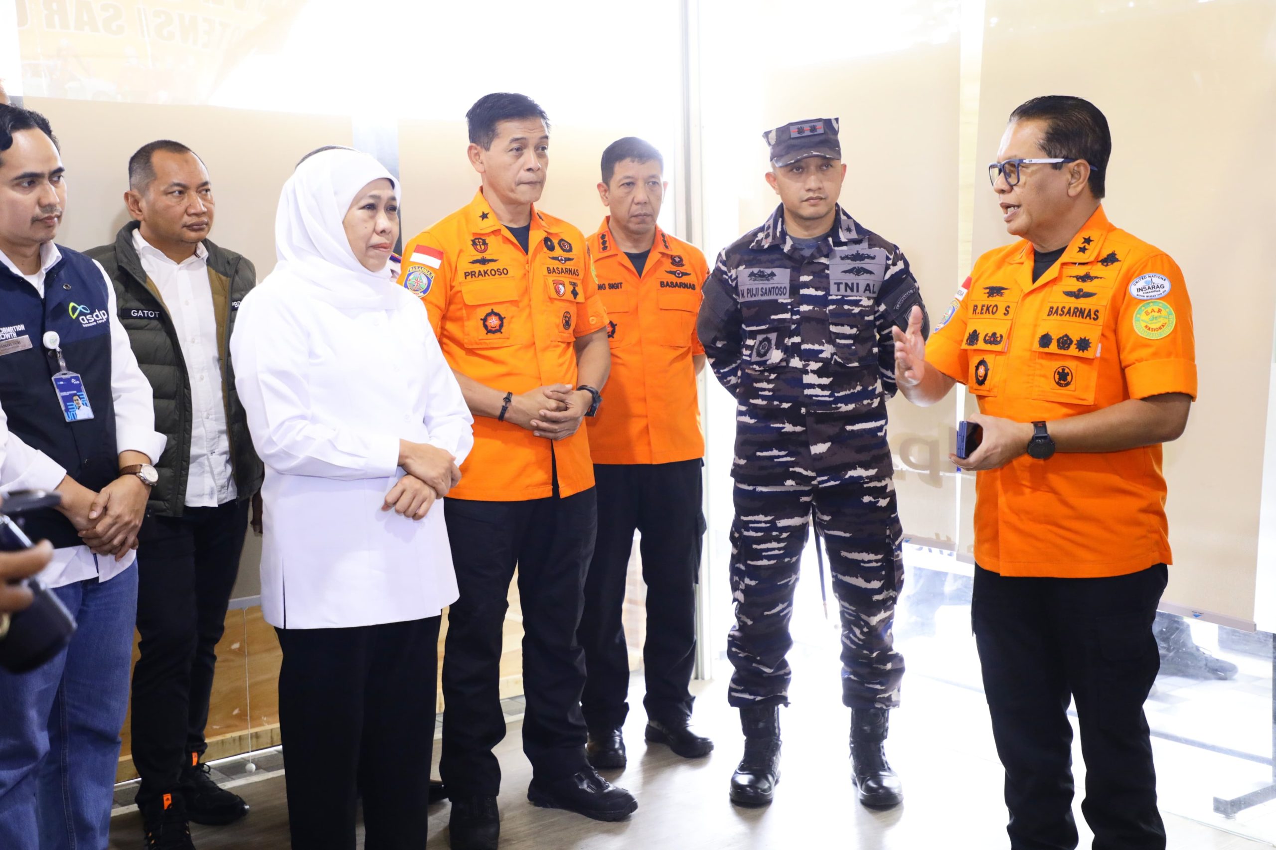 Gubernur Khofifah Hadir di Tengah Duka Tragedi KMP Tunu, Serahkan Santunan  Ahli Waris Keluarga Korban di Banyuwangi