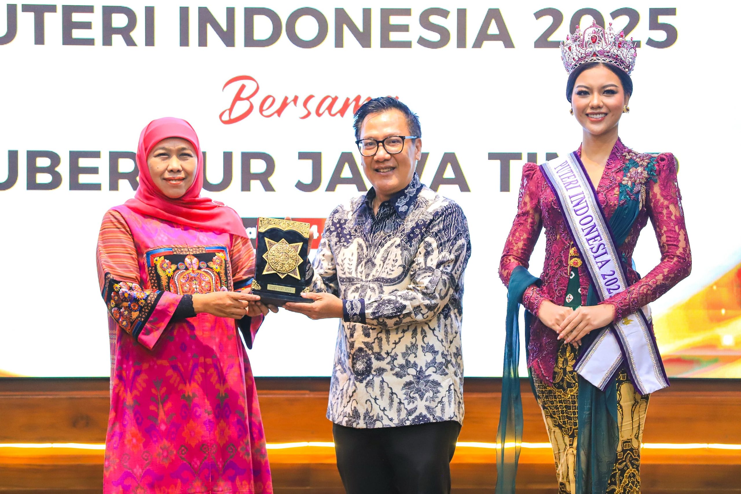 Sambut Hangat Puteri Indonesia 2025 Pulang ke Jatim, Gubernur Khofifah: Gaungkan Pariwisata dan Budaya Jawa Timur di Kancah Internasional
