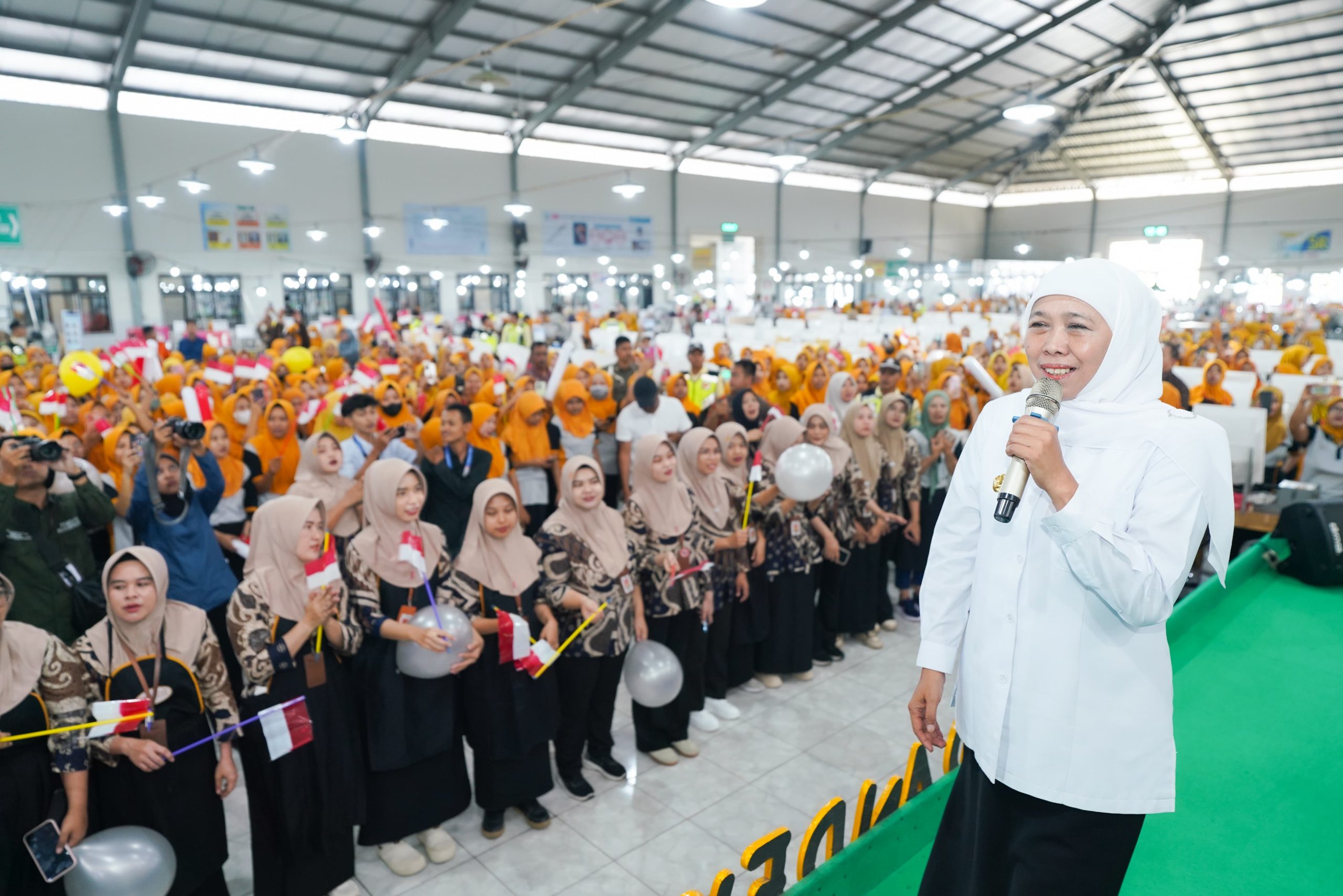 Sapa Ribuan Buruh Pejuang Keluarga di MPS Dander Bojonegoro, Gubernur Khofifah Hadirkan Harapan dan Bantuan untuk Ekonomi Lebih Baik