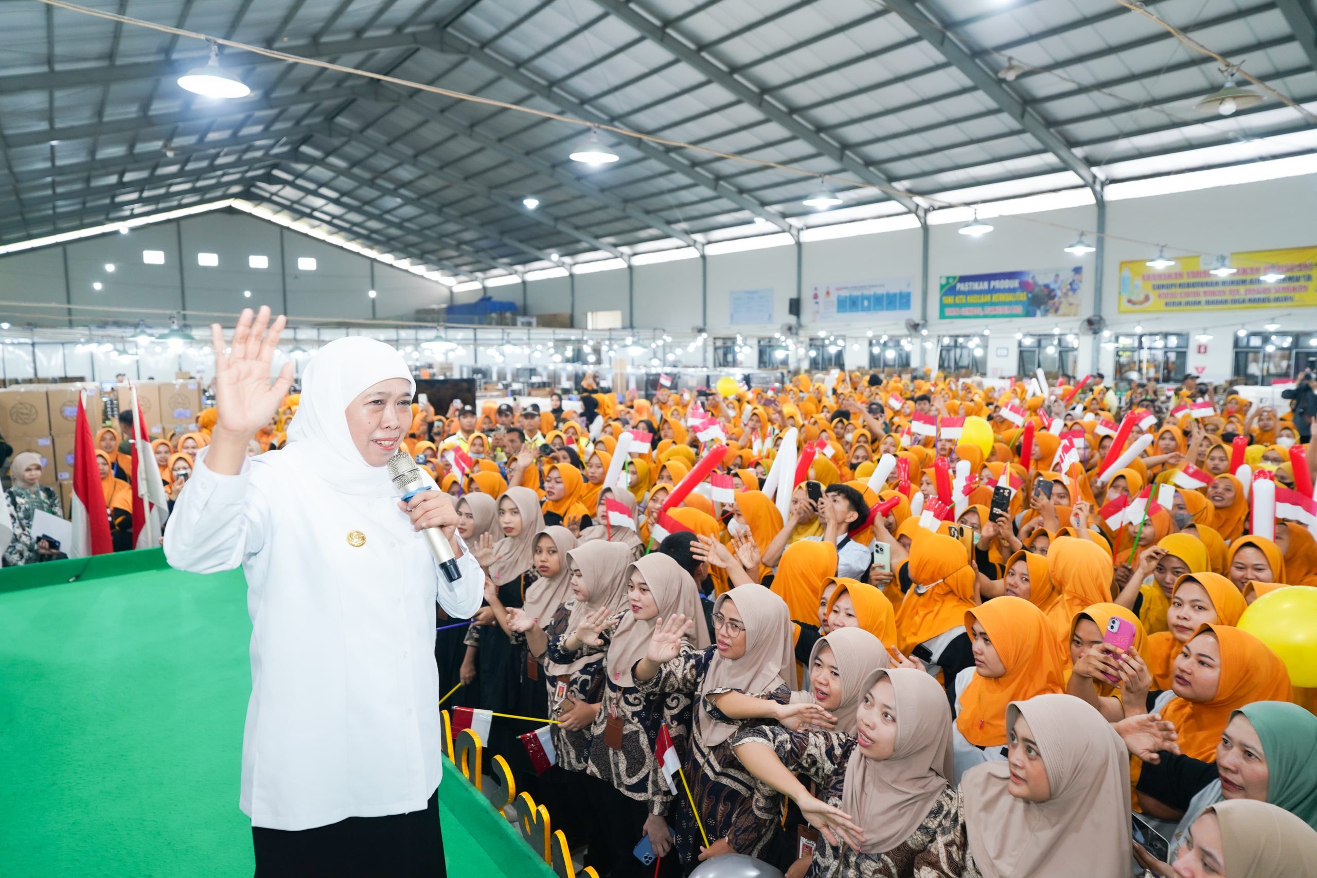 Sapa Ribuan Buruh Pejuang Keluarga di MPS Dander Bojonegoro, Gubernur Khofifah Hadirkan Harapan dan Bantuan untuk Ekonomi Lebih Baik