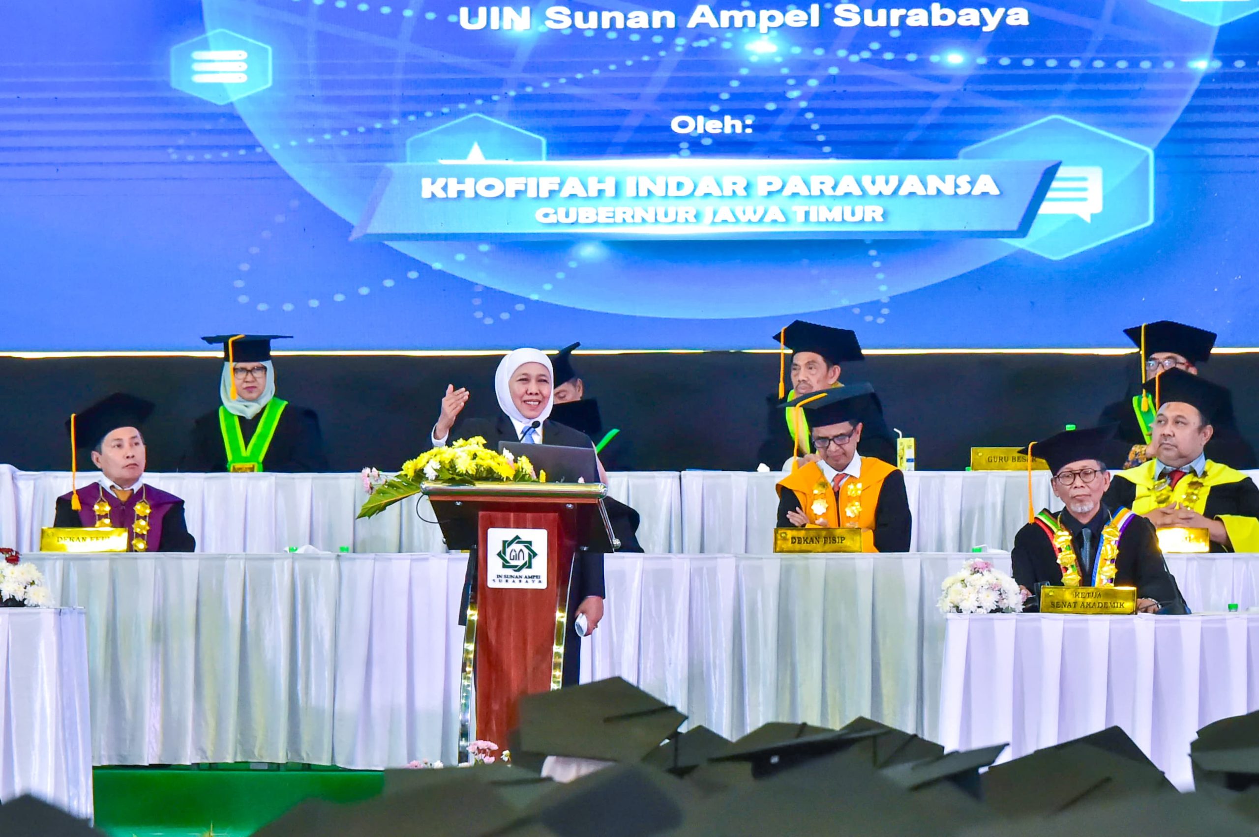 Orasi Ilmiah di Hadapan Ribuan Wisudawan UINSA, Gubernur Khofifah Tegaskan Komitmen Bangun Pendidikan Islam Inklusif,  Kolaboratif dan Berdampak