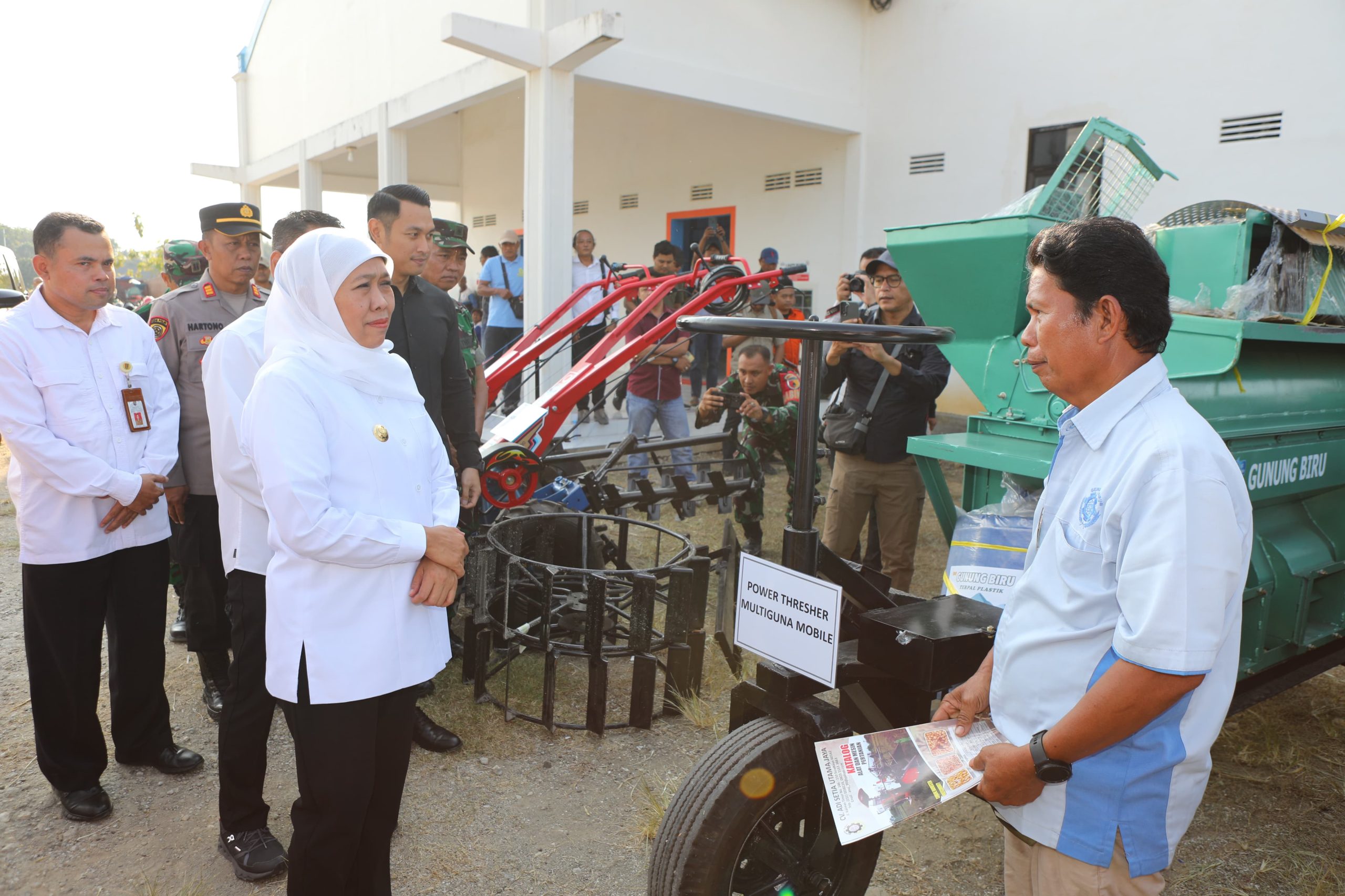 Modernisasi Pertanian Kunci Wujudkan  Kedaulatan Pangan, Gubernur Khofifah Serahkan Alsintan ke 15 Gapoktan di Tuban, Perkuat Sentra Pangan Strategis Jawa Timur