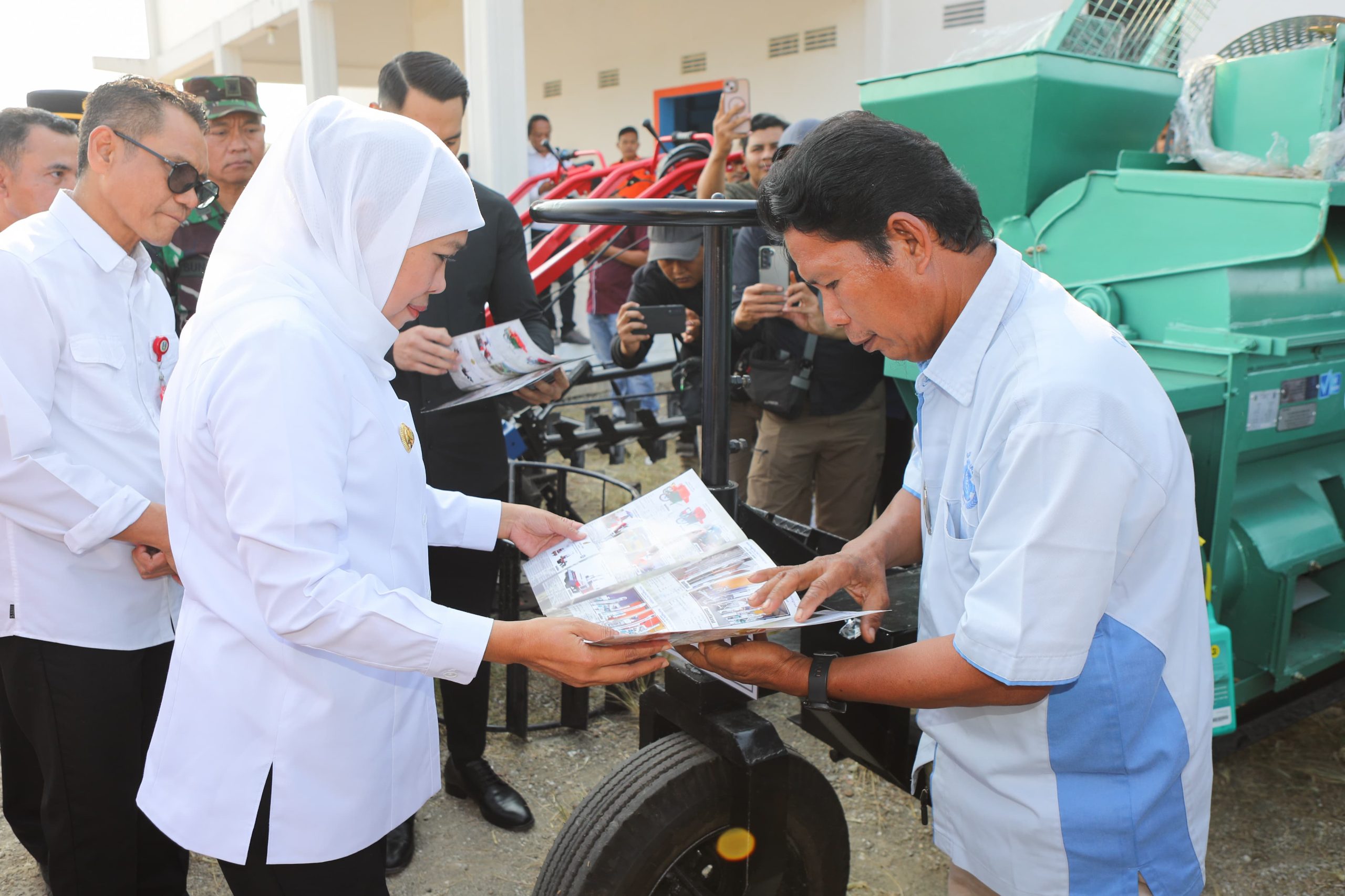 Modernisasi Pertanian Kunci Wujudkan  Kedaulatan Pangan, Gubernur Khofifah Serahkan Alsintan ke 15 Gapoktan di Tuban, Perkuat Sentra Pangan Strategis Jawa Timur