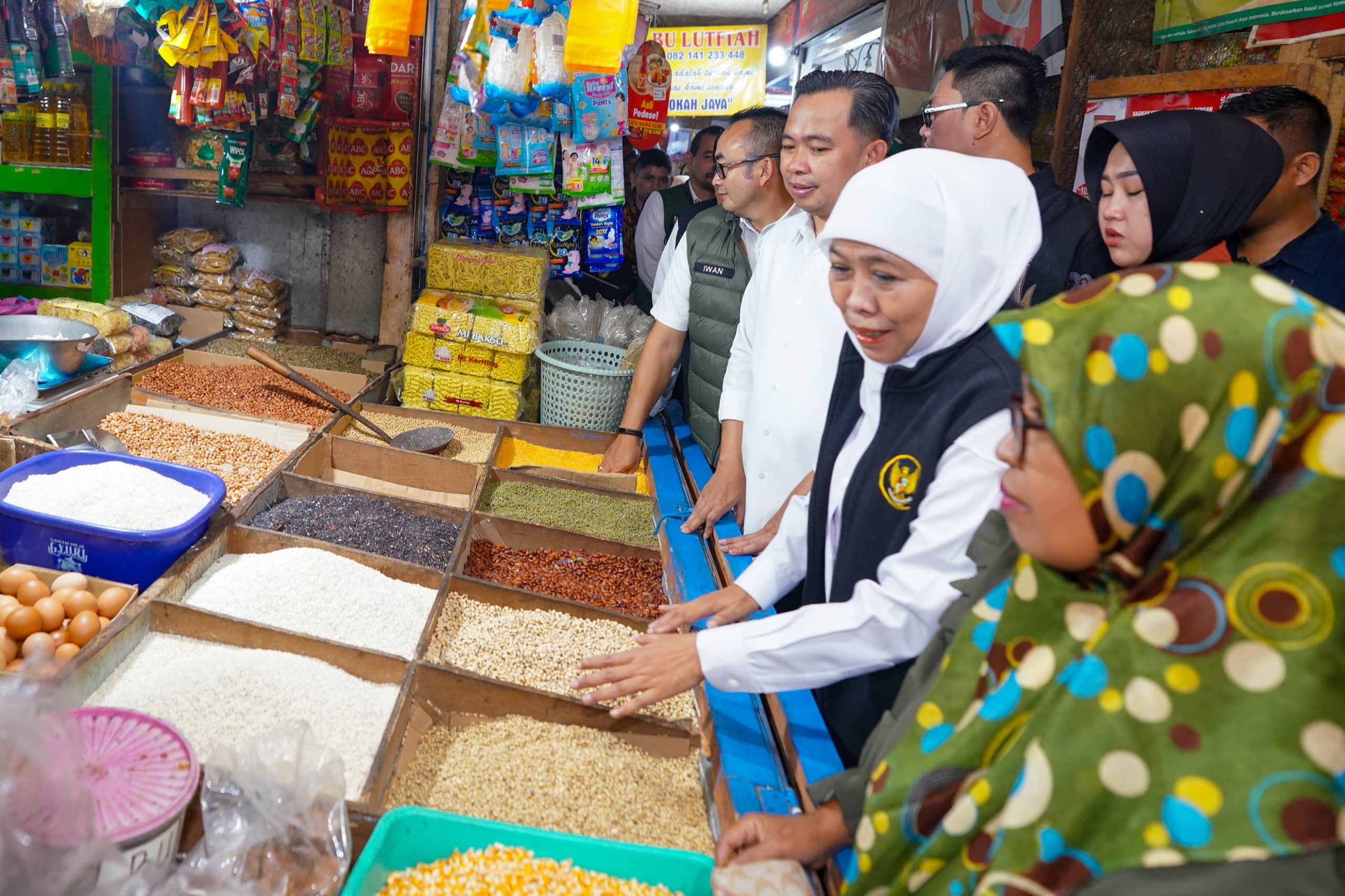 Tinjau Pasar Tanjung Jember, Gubernur Khofifah Pastikan Harga Stabil dan Distribusi Bahan Pokok Lancar