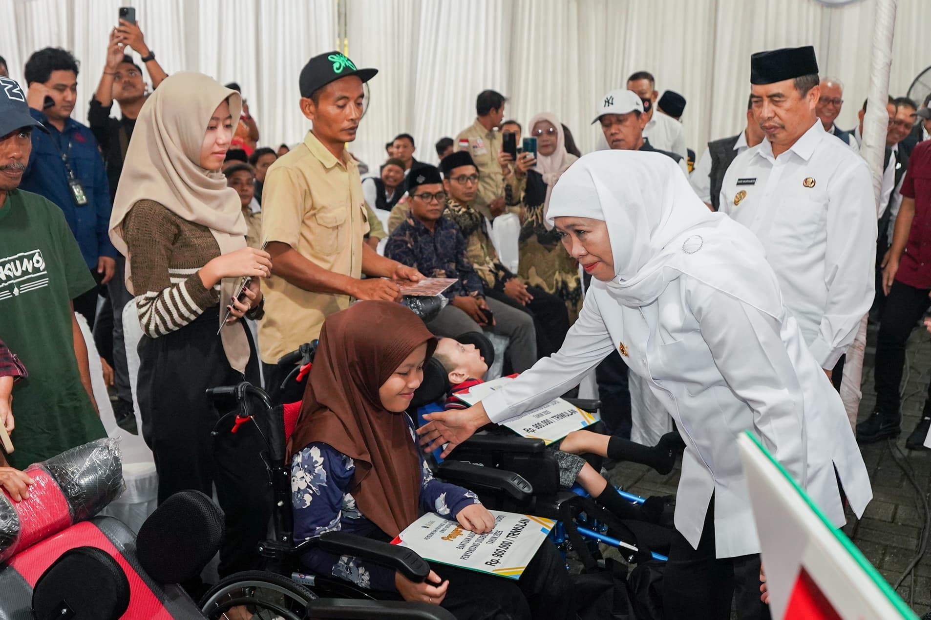 Gubernur Khofifah Salurkan Bantuan Rp 5,935 Miliar di Kabupaten Madiun, Wujud Nyata Komitmen Pemprov Jatim Kuatkan Ketahanan Sosial dan Ekonomi Masyarakat