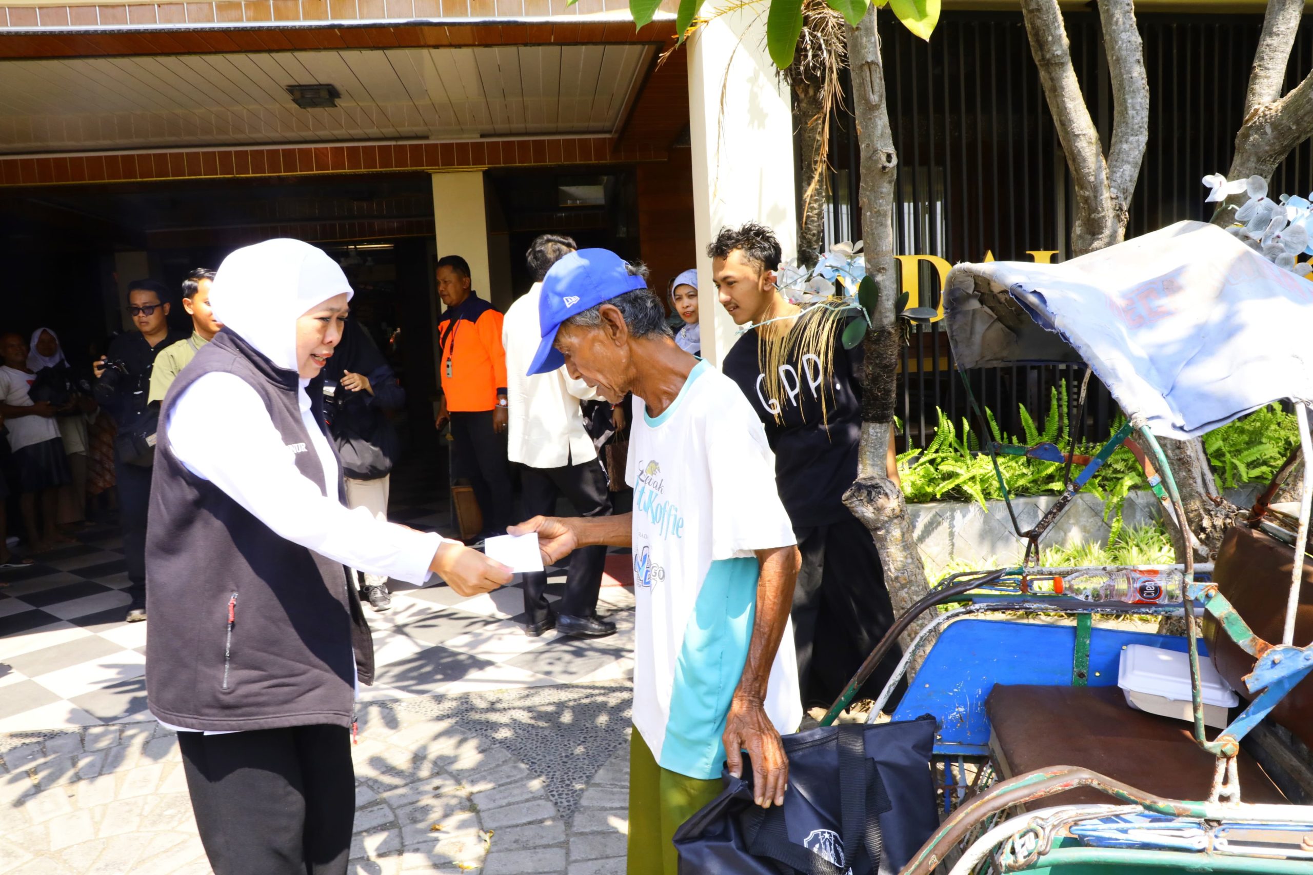 Tingkat Kemiskinan Jatim Turun Jadi 9,50 Persen, Gubernur Khofifah: Hasil Perlindungan Sosial dan Pemberdayaan Masyarakat Kita Tepat Sasaran