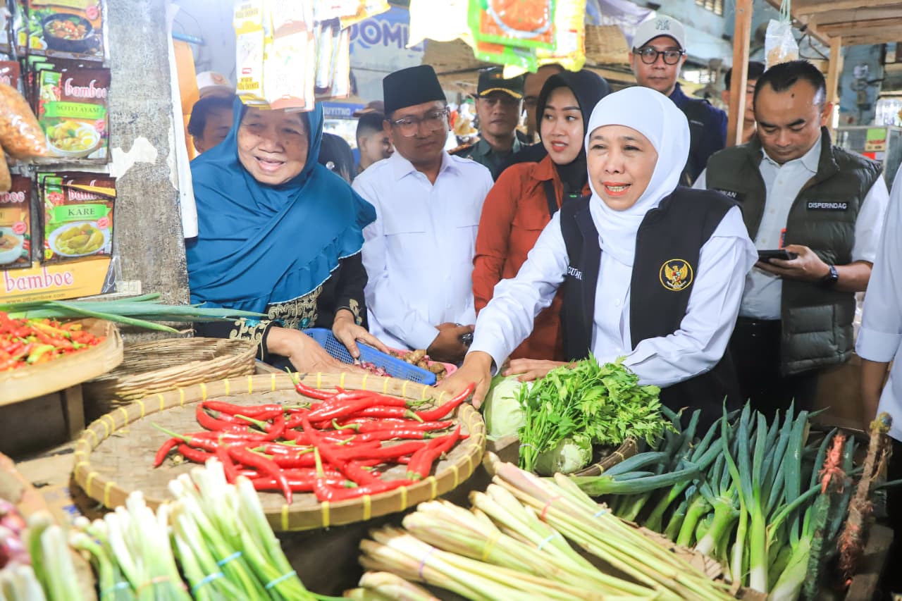 Tinjau Pasar Tanjung Jember, Gubernur Khofifah Pastikan Harga Stabil dan Distribusi Bahan Pokok Lancar
