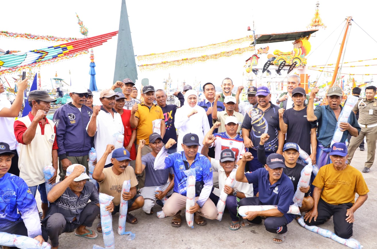 Sapa Nelayan dan Kelompok Perikanan di  Muncar Banyuwangi, Gubernur Khofifah Serahkan Bantuan Senilai Rp 276 Juta