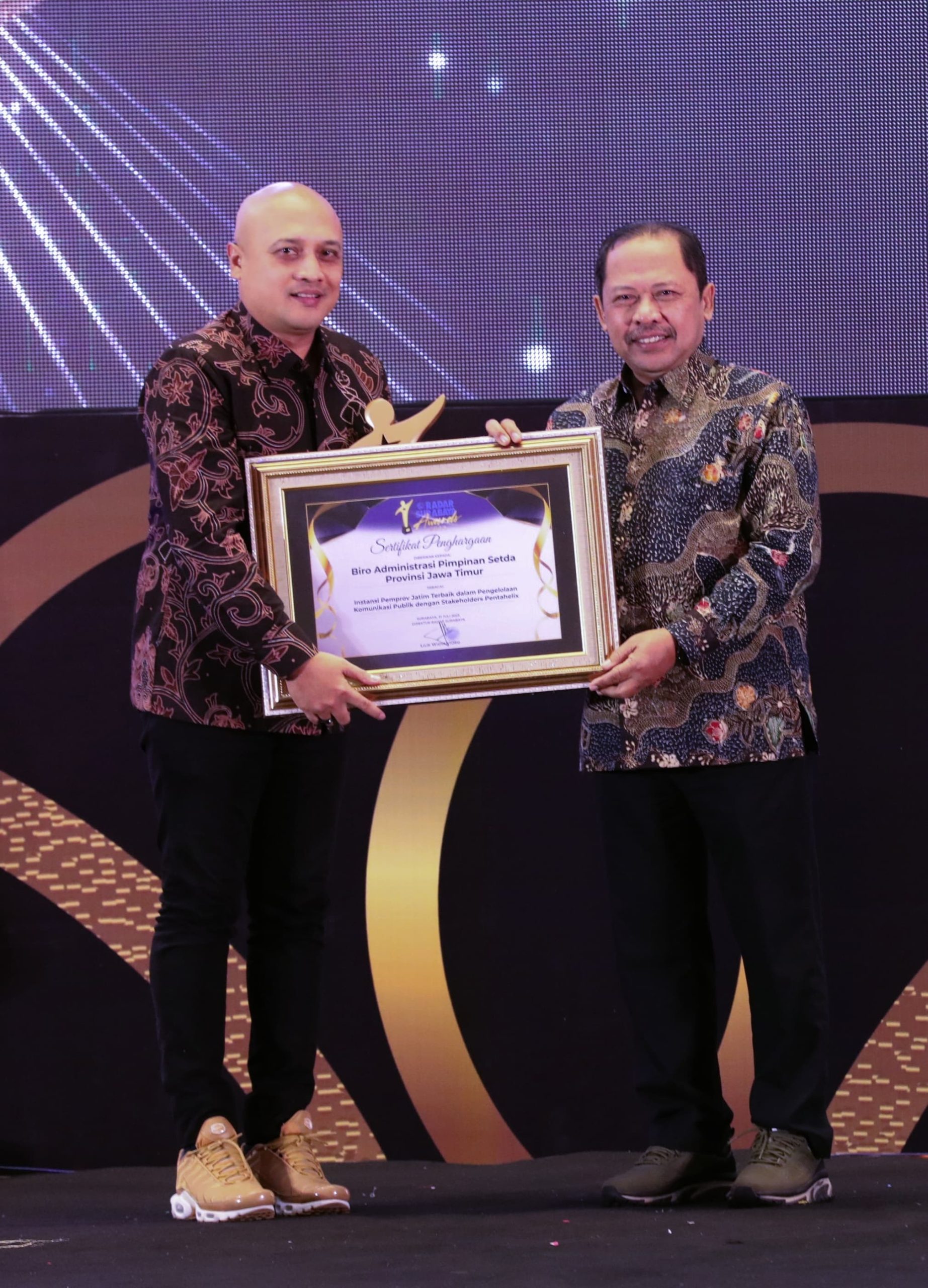 Berhasil Kelola Komunikasi Publik Pentahelix, Biro Adpim Jatim Raih Penghargaan Radar Surabaya Awards 2025 Kategori Instansi Terbaik