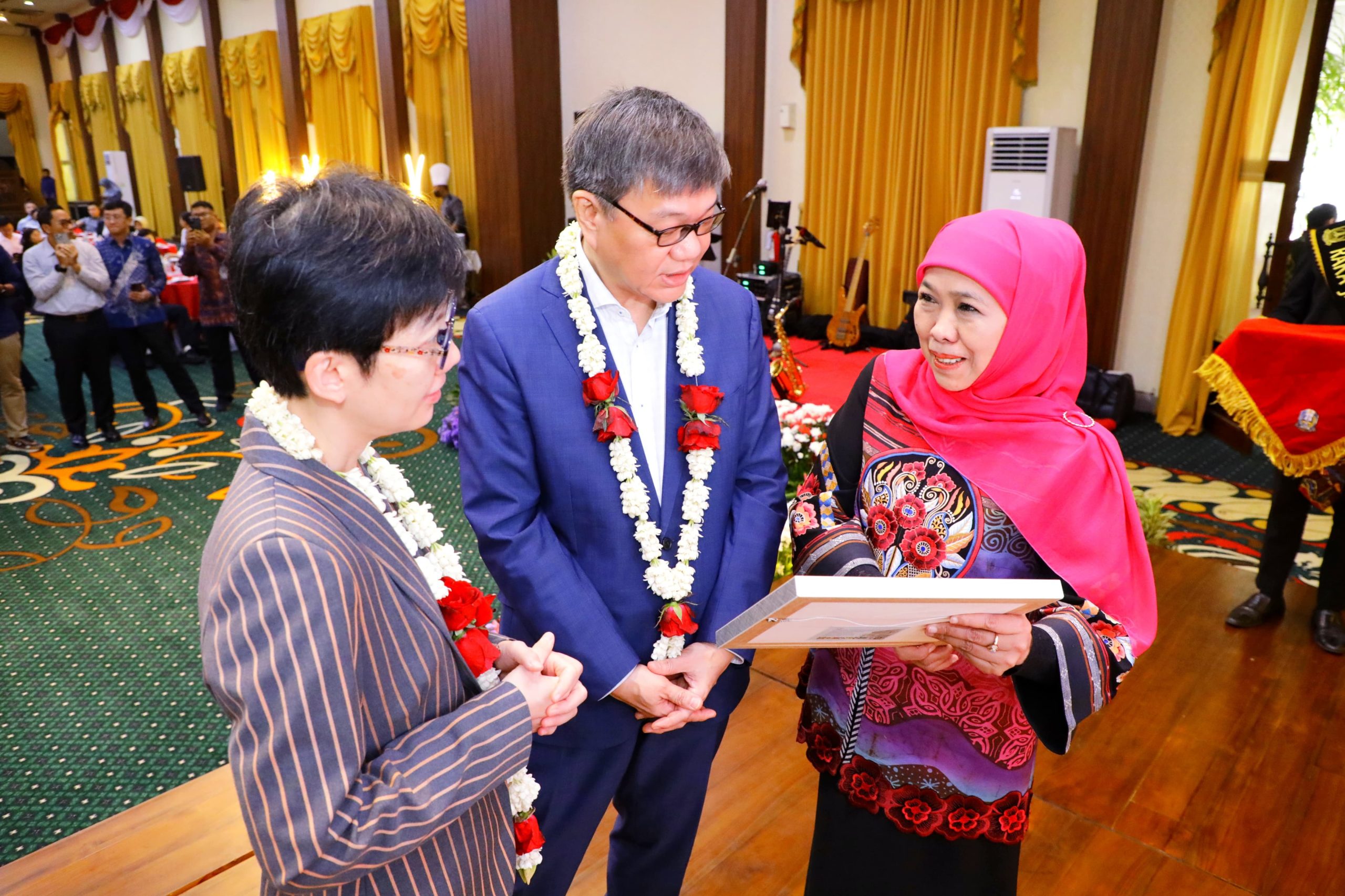 Daya Saing Singapura Peringkat Pertama ASEAN dan Posisi Kedua Dunia, Gubernur Khofifah: ASN Jatim Terima Beasiswa Belajar dari Singapura, Demi Pelayanan Publik yang Lebih Baik