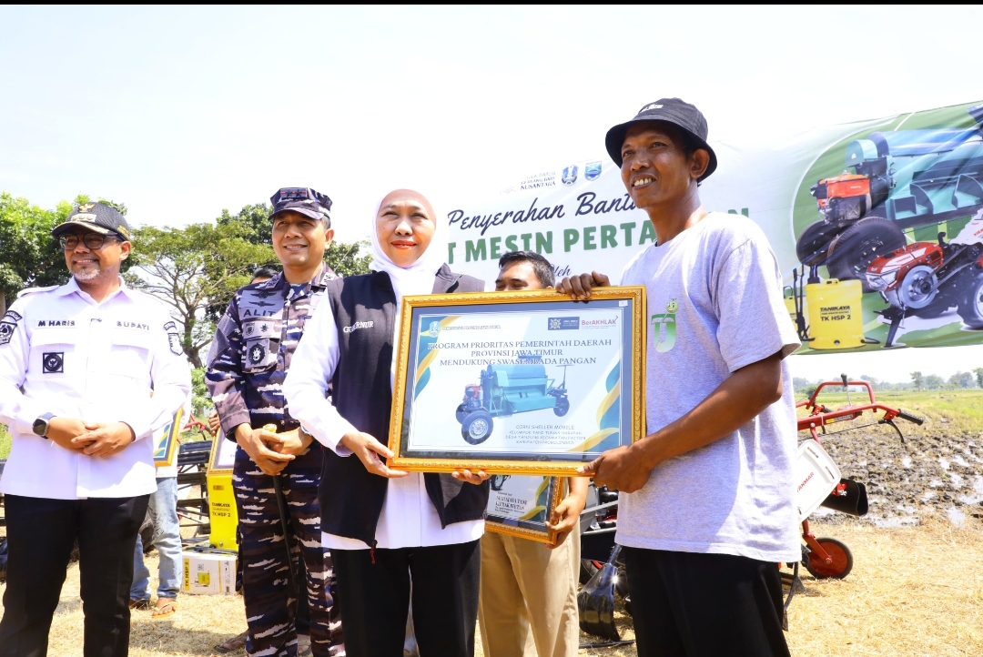 Gubernur Khofifah, Serahkan Bantuan Alsintan Kepada Gapoktan ,  Pastikan Jatim Siap Jadi Pilar Ketahanan  Pangan Nasional