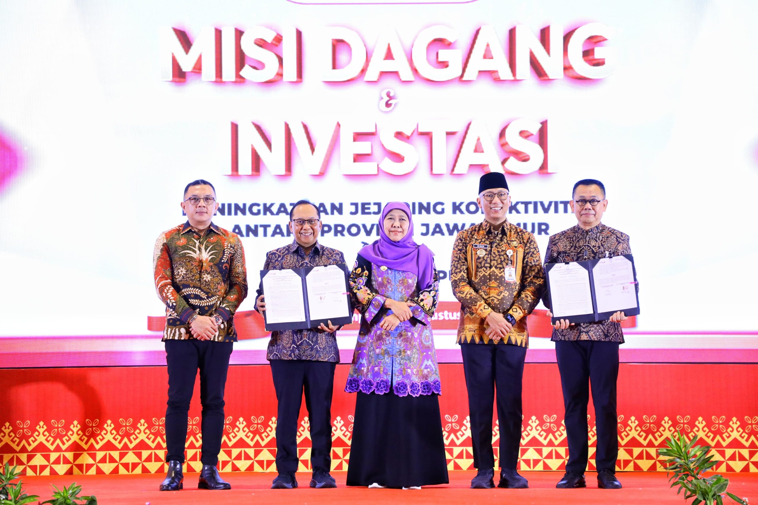 Gubernur Jatim dan Gubernur Lampung Saksikan MoU KUB Bank Jatim-Bank Lampung, Gubernur Khofifah: Perkuat Konektivitas Ekonomi Antar Bank Daerah