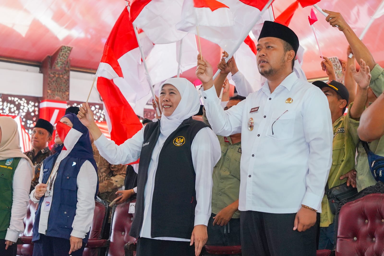Gubernur Khofifah Serukan Masyarakat Jatim Kibarkan Bendera Merah Putih Sebulan Penuh, Jaga Kesakralan Bulan Kemerdekaan RI