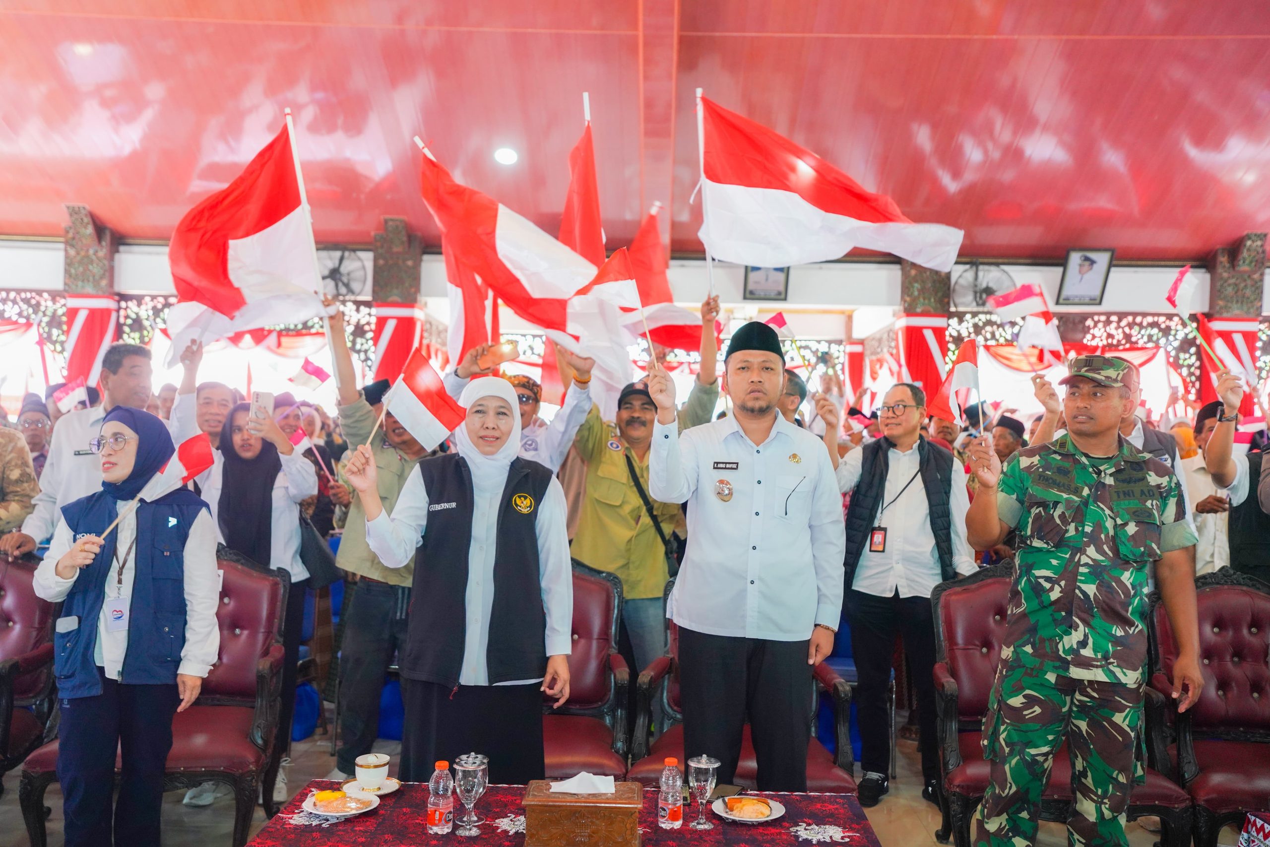 Gubernur Khofifah Serukan Masyarakat Jatim Kibarkan Bendera Merah Putih Sebulan Penuh, Jaga Kesakralan Bulan Kemerdekaan RI