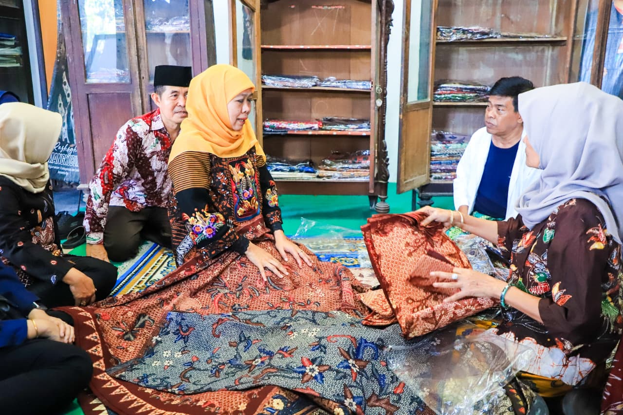 Dukung dan Kuatkan UKM Industri Batik di Jatim, Gubernur Khofifah: Cintai dan Promosikan Batik Tulis Sampang Sebagai Pesona Warisan Budaya Luhur Madura