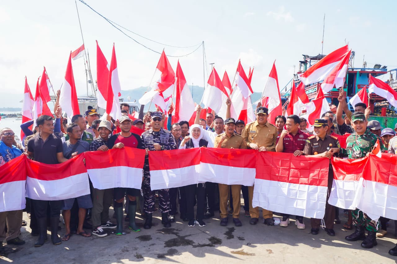 Gubernur Khofifah Serahkan Bantuan Khusus Bagi Nelayan Pacitan, Optimis Tingkatkan Kesejahteraan Nelayan Jatim