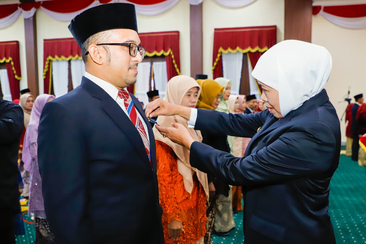 Gubernur Khofifah Sematkan Satyalancana Karya Satya kepada 600 ASN Pemprov Jatim, Jadikan Pelecut Semangat Kinerja Berdampak
