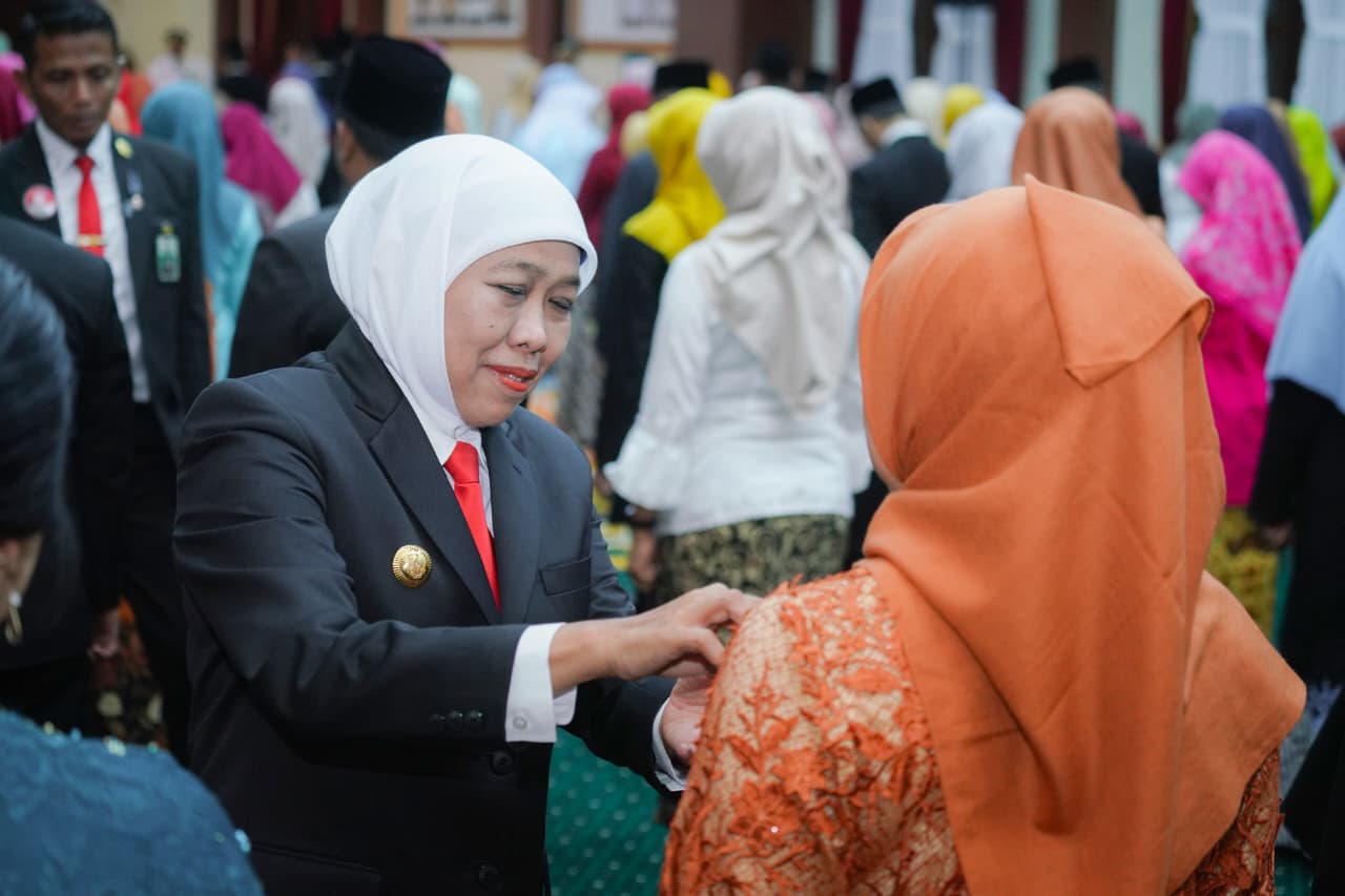 Gubernur Khofifah Sematkan Satyalancana Karya Satya kepada 600 ASN Pemprov Jatim, Jadikan Pelecut Semangat Kinerja Berdampak