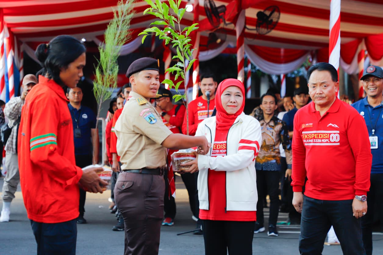 Gubernur Khofifah Berangkatkan 361 Tim Ekspedisi 80 Arjuno, Ajak Rawat Nasionalisme Lewat Kibaran Bendera Merah Putih dan Konservasi Alam