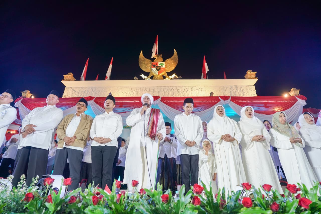 Syukuri 80 Tahun Kemerdekaan RI, Gubernur Khofifah dan Ribuan Masyarakat Jatim Larut Dalam Dzikir, Do’a dan Sholawat Bersama Habib Syech