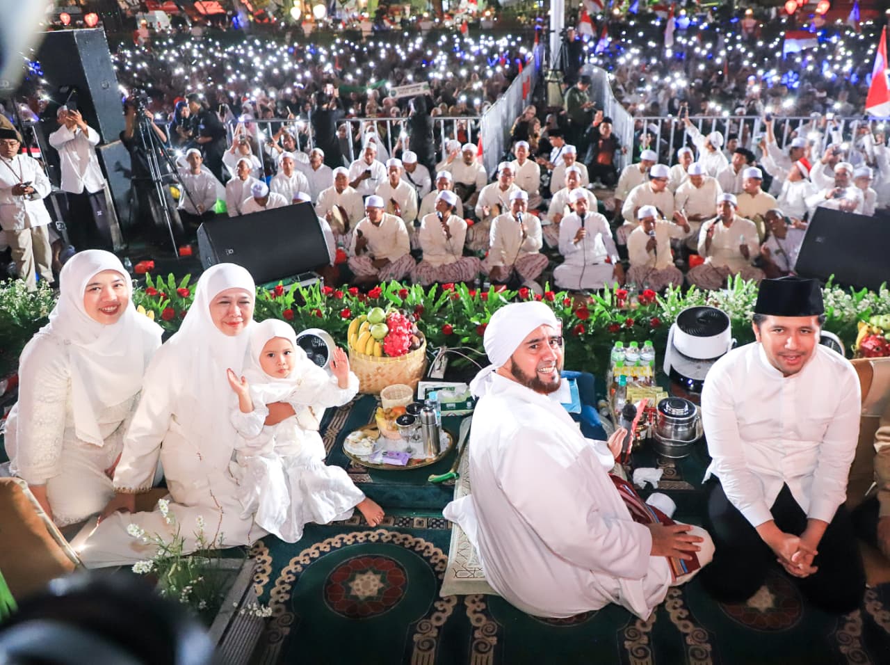 Syukuri 80 Tahun Kemerdekaan RI, Gubernur Khofifah dan Ribuan Masyarakat Jatim Larut Dalam Dzikir, Do’a dan Sholawat Bersama Habib Syech