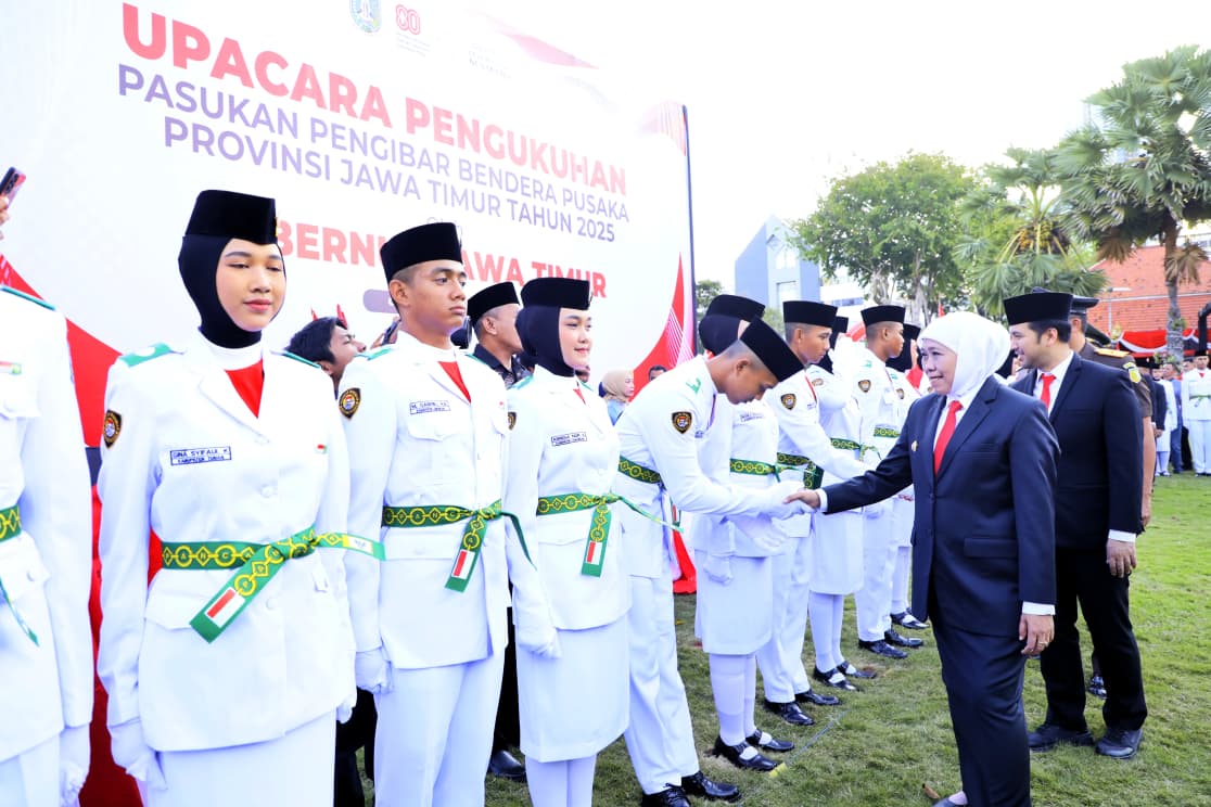 Gubernur Khofifah Kukuhkan 76 Anggota Paskibraka Jawa Timur, Teguhkan Dedikasi Terbaik untuk Merah Putih dan Negara
