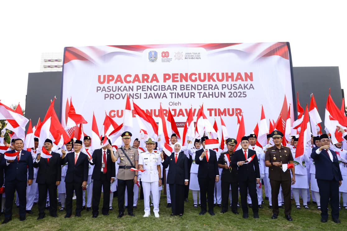 Gubernur Khofifah Kukuhkan 76 Anggota Paskibraka Jawa Timur, Teguhkan Dedikasi Terbaik untuk Merah Putih dan Negara