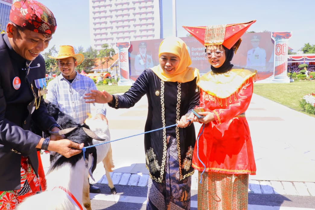 Ribuan Masyarakat Antusias dan Khidmat Ikuti Upacara HUT ke-80 RI di Grahadi Bersama Gubernur Khofifah, Wagub Emil dan Forkopimda Jatim