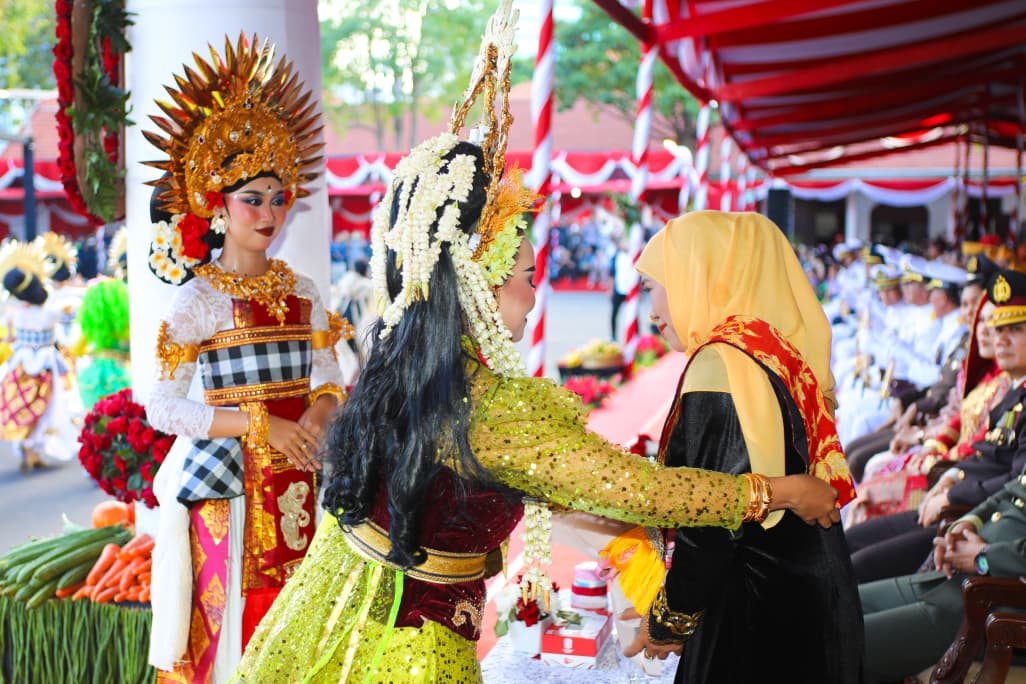 Apresiasi Paskibraka dan Pendukung  Acara HUT Ke-80 RI, Gubernur Khofifah: Jadilah Anak Terbaik di Negeri Ini, Jaga Persatuan dan Terus Cintai NKRI.