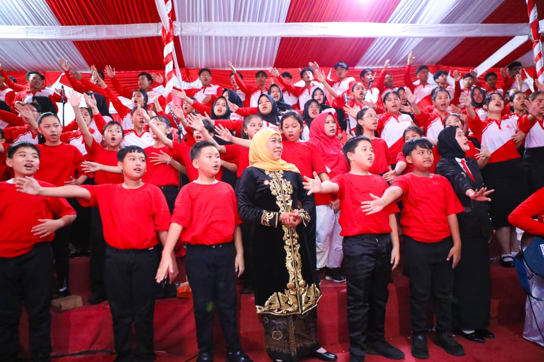 Apresiasi Paskibraka dan Pendukung  Acara HUT Ke-80 RI, Gubernur Khofifah: Jadilah Anak Terbaik di Negeri Ini, Jaga Persatuan dan Terus Cintai NKRI.