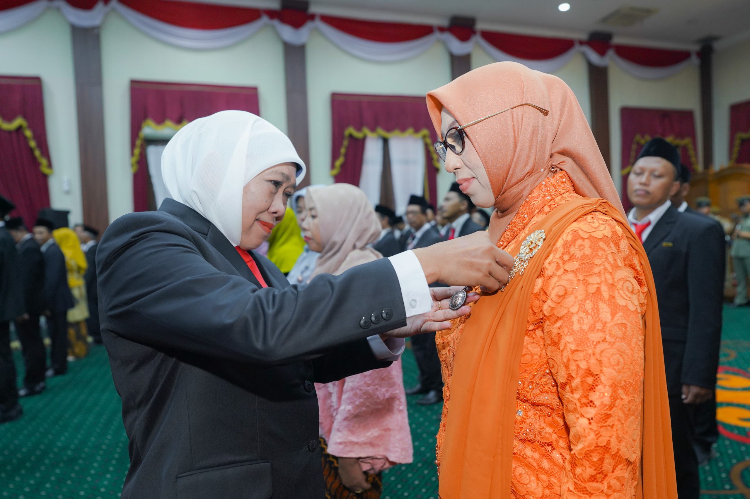 Kembali Sematkan Satyalancana Karya Satya 576 ASN Jatim, Gubernur Khofifah Serukan Kualitas Pendidikan  untuk Wujudkan Indonesia Maju dan Generasi Emas 2045