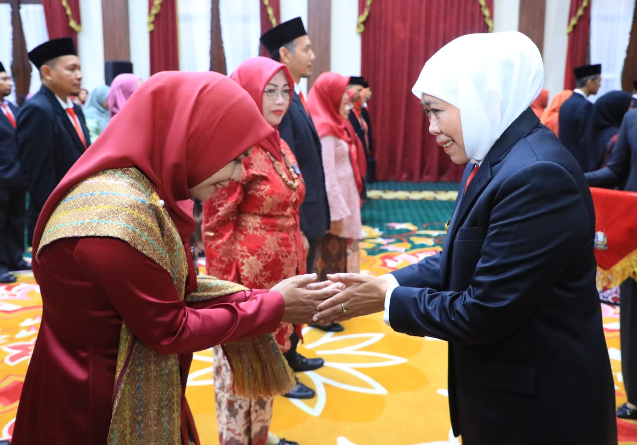 Kembali Sematkan Satyalancana Karya Satya 576 ASN Jatim, Gubernur Khofifah Serukan Kualitas Pendidikan  untuk Wujudkan Indonesia Maju dan Generasi Emas 2045
