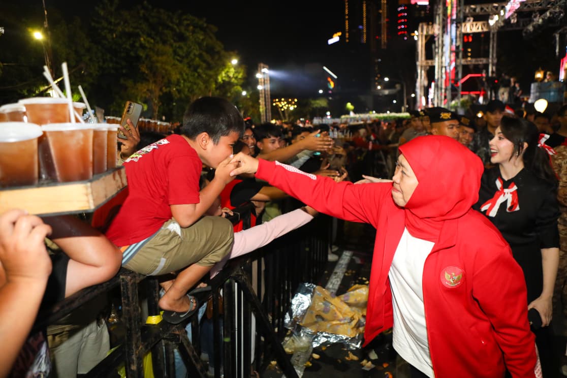 Puluhan Ribu Masyarakat Jatim Meriahkan Pesta Rakyat HUT ke-80 Kemerdekaan RI Bersama Gubernur Khofifah dan Wagub Emil