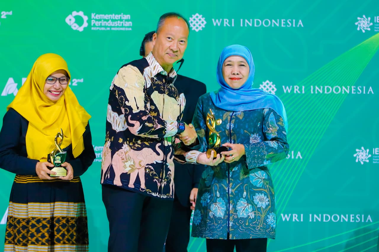 Gubernur Khofifah Terima Penghargaan dari Menteri Perindustrian RI, Peringkat Pertama Nasional dalam Implementasi Ekonomi Hijau