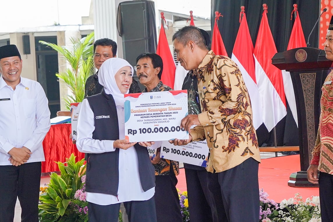 Gubernur Khofifah Salurkan Bantuan Sosial  Rp 4,9 Miliar Untuk Masyarakat Sidoarjo, Perkuat Ketahanan Ekonomi Cegah Jeratan Rentenir dan Pinjol Ilegal