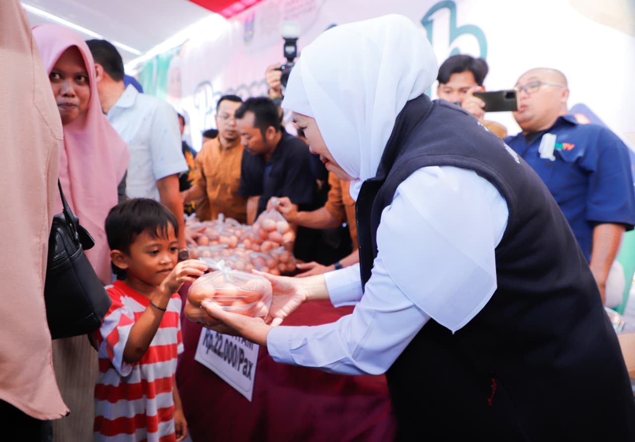 Gubernur Khofifah Gelar Pasar Murah di Sumenep, Kendalikan Inflasi dan Tingkatkan Daya Beli Masyarakat