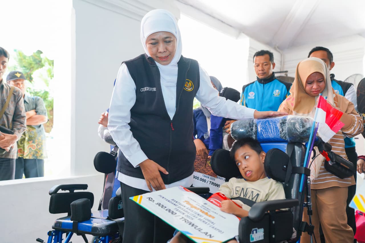 Gubernur Khofifah Salurkan Bantuan dan Zakat Produktif Senilai Rp 24 Miliar, serta Serahkan Santunan Duka untuk 17 Keluarga Korban Meninggal Karena Campak di Sumenep