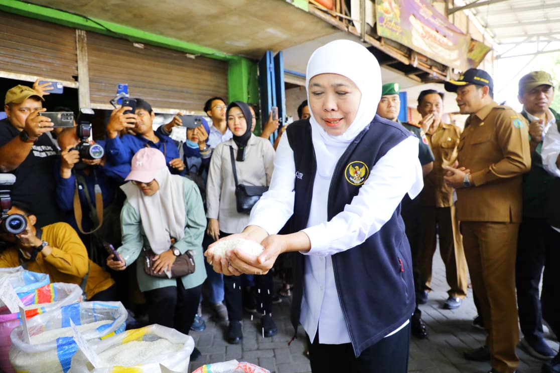 Respon Naiknya Harga Beras di Pasar, Gubernur Khofifah Tegas Instruksikan Jaga Kelancaran Distribusi Beras SPHP
