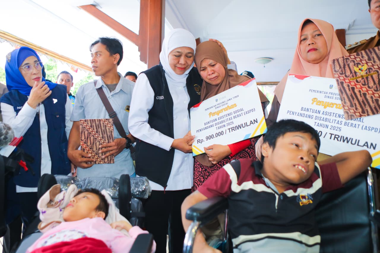 Gubernur Khofifah Salurkan Rp 5,7 Miliar Bansos dan Zakat Produktif Di Kabupaten Blitar, Jadi Penguat Sosial Ekonomi Masyarakat