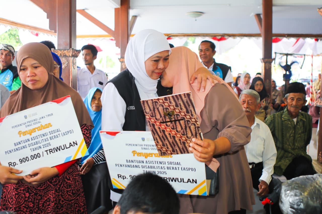 Gubernur Khofifah Salurkan Rp 5,7 Miliar Bansos dan Zakat Produktif Di Kabupaten Blitar, Jadi Penguat Sosial Ekonomi Masyarakat