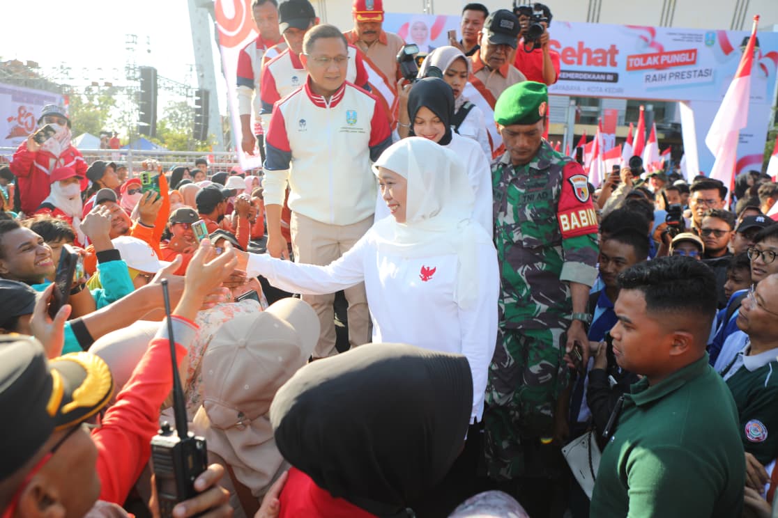 Jalan Sehat Bersama Puluhan Ribu Murid dan Guru Se-Kediri, Gubernur Khofifah Tegaskan SMA/SMK/SLB Negeri Se-Jatim Bebas Pungli dan Terus Tingkatkan Prestasi