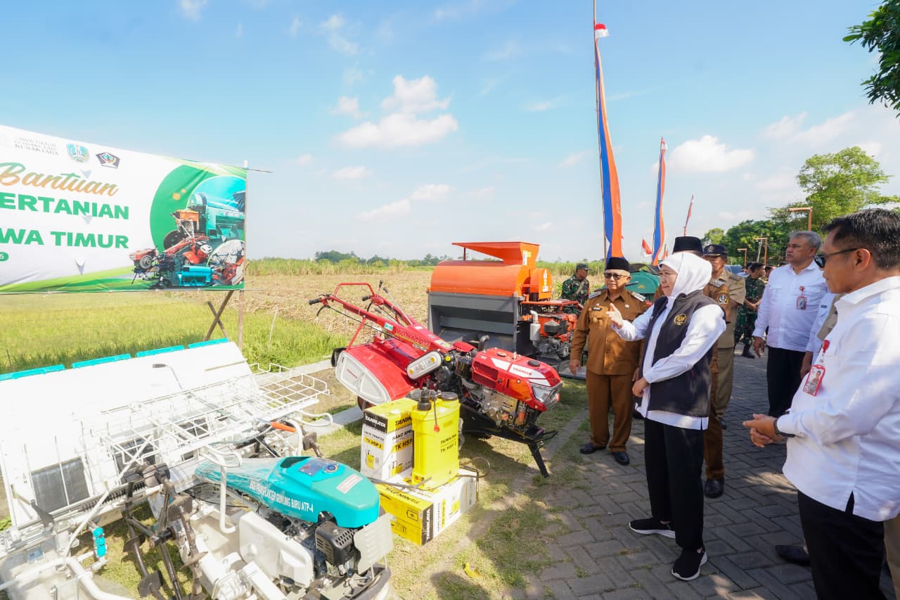 Gubernur Khofifah Serahkan Bantuan 39 Unit Alsintan Kepada Poktan di Blitar Dan Tulungagung, Optimistis Tingkatkan Nilai Tambah Dan Kebermanfaatan Petani