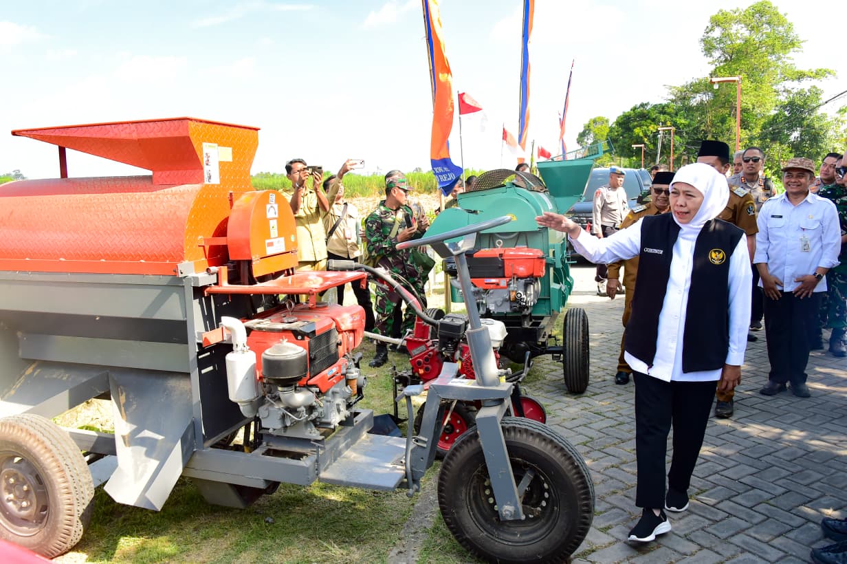 Gubernur Khofifah Serahkan Bantuan 39 Unit Alsintan Kepada Poktan di Blitar Dan Tulungagung, Optimistis Tingkatkan Nilai Tambah Dan Kebermanfaatan Petani